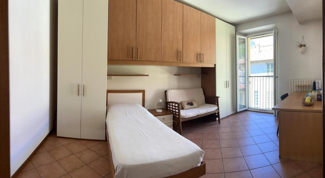 Lecco Only Females Guest House Buitenkant foto